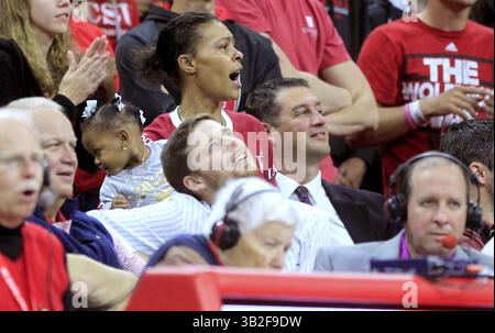2 octobre 2015 - Raleigh, NC, USA - PAM Barber hurle de son siège pendant la deuxième moitié de la victoire 79-56 de l'État de Caroline du Nord contre IUPUI au PNC Arena à Raleigh, Caroline du Nord, le 18 novembre 2015. (Crédit image : © Ethan Hyman/TNS via ZUMA Wire) Banque D'Images