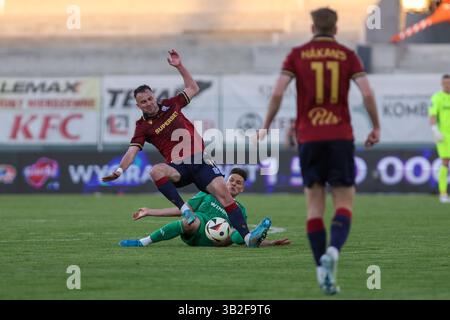 Radom, Pologne. 27 avril 2025 Pedro Perotti et Antonio Milic lors du match Radomiak Radom vs Lech Poznan PKO Ekstraklasa au Radomiak Stadium. Crédit : Igor Jakubowski/Alamy Live News Banque D'Images