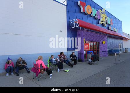 26 novembre 2015 - Cincinnati, Ohio, U. S - les locaux s'assoient à l'extérieur du canton de Colerain, Ohio poids pour le magasin qui ouvrira le jeudi 26 novembre 2015. Alors que Toys R US et d'autres magasins ouvrent pour les ventes anticipées du Black Friday le jour de Thanksgiving ouvrent des portes pour les ventes anticipées pour noël (crédit image : © Ernest Coleman via ZUMA Wire) Banque D'Images