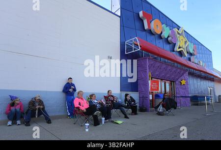 26 novembre 2015 - Cincinnati, Ohio, U. S - les locaux s'assoient à l'extérieur du canton de Colerain, Ohio poids pour le magasin qui ouvrira le jeudi 26 novembre 2015. Alors que Toys R US et d'autres magasins ouvrent pour les ventes anticipées du Black Friday le jour de Thanksgiving ouvrent des portes pour les ventes anticipées pour noël (crédit image : © Ernest Coleman via ZUMA Wire) Banque D'Images