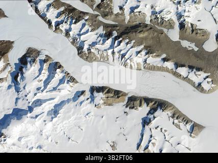 23 juin 2013 - Antarctique - la vue satellite du glacier Ferrar commence au Taylor Dome, une partie de la plus grande calotte glaciaire de l'Antarctique oriental 23 juin 2013 en Terre Victoria, Antarctique. La neige s'accumule au Taylor Dome, se comprime dans la glace avec le temps et s'écoule vers le bas vers la mer de Ross. (Crédit image : © NASA/Planet Pix via ZUMA Wire) Banque D'Images