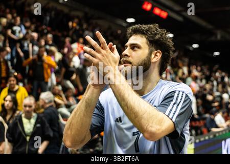 27.04.2025, Niners Chemnitz - Alba Berlin. William McDowell-White (Alba Berlin, No7) bedankt sich BEI den fans Copyright. Alexander Trienitz. Banque D'Images
