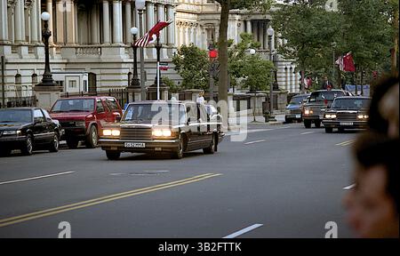 19 juin 2015 - Washington, District of Columbia, États-Unis d'Amérique - Washington, DC.5-31-1990.le président russe Mikhaïl Sergeyevich Gorbahev fait des vagues de la fenêtre de sa limousine ZIL alors qu'il va et vient du bâtiment de l'ambassade de Russie sur la 16ème rue à la Maison Blanche pour des réunions au sommet avec le président George H.W. Bush. . Crédit : Mark Reinstein (crédit image : © Mark Reinstein via ZUMA Wire) Banque D'Images