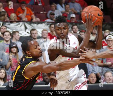 17 novembre 2015 - Columbus, OH, USA - Kam Williams de l'Ohio State, à droite, travaille contre Arnold Richmond de Grambling State à Value City Arena à Columbus, Ohio, le mardi 17 novembre 2015. (Crédit image : © Barbara J. Perenic/TNS via ZUMA Wire) Banque D'Images