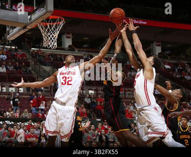 17 novembre 2015 - Columbus, OH, USA - Ohio State's Trevor Thompson (32) et Marc Loving (2) ompete pour un rebond avec Ervin Mitchell (0) de Grambling State à Value City Arena à Columbus, Ohio, le mardi 17 novembre 2015. (Crédit image : © Barbara J. Perenic/TNS via ZUMA Wire) Banque D'Images