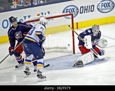 17 novembre 2015 - Columbus, OH, USA - The Puck Gets by Columbus Blue Jackets Goes Sergei Bobrovsky (72) pour un but de Louis Blues en première période à la Nationwide Arena de Columbus, Ohio, le mardi 17 novembre 2015. Les Blue Jackets ont gagné, 3-1. (Crédit image : © Fred Squillante/TNS via ZUMA Wire) Banque D'Images