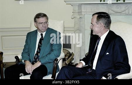 3 avril 2015 - Washington, District of Columbia, États-Unis d'Amérique - Washington, DC. 9-18-1991.le président George H.W. Bush rencontre dans le bureau ovale de la Maison Blanche le docteur Harvey D. Blankespoor (PhD) qui a été nommé « professeur de l'année » Dr Blankespoor enseigne la biologie au Hope College à Holland, Michigan. . Crédit : Mark Reinstein (crédit image : © Mark Reinstein via ZUMA Wire) Banque D'Images