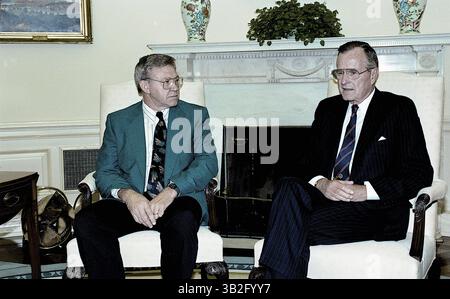 3 avril 2015 - Washington, District of Columbia, États-Unis d'Amérique - Washington, DC. 9-18-1991.le président George H.W. Bush rencontre dans le bureau ovale de la Maison Blanche le docteur Harvey D. Blankespoor (PhD) qui a été nommé « professeur de l'année » Dr Blankespoor enseigne la biologie au Hope College à Holland, Michigan. . Crédit : Mark Reinstein (crédit image : © Mark Reinstein via ZUMA Wire) Banque D'Images
