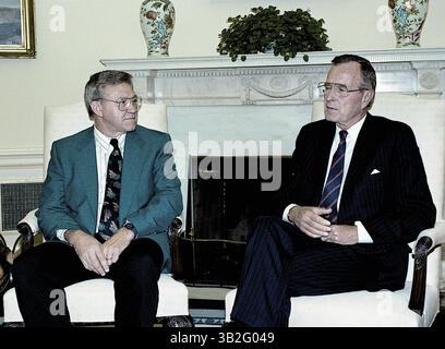 3 avril 2015 - Washington, District of Columbia, États-Unis d'Amérique - Washington, DC. 9-18-1991.le président George H.W. Bush rencontre dans le bureau ovale de la Maison Blanche le docteur Harvey D. Blankespoor (PhD) qui a été nommé « professeur de l'année » Dr Blankespoor enseigne la biologie au Hope College à Holland, Michigan. . Crédit : Mark Reinstein (crédit image : © Mark Reinstein via ZUMA Wire) Banque D'Images