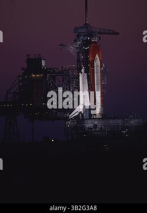 27 février 2015 - Merritt Island, Floride, États-Unis d'Amérique - Merritt Island, Floride. 4-22-1991.la navette spatiale ''Discovery'' est assise au sommet de la rampe de lancement 39A pendant la nuit en attendant d'être tirée dans l'espace plus tard dans la semaine. . Crédit : Mark Reinstein (crédit image : © Mark Reinstein via ZUMA Wire) Banque D'Images