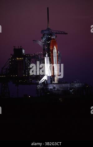 27 février 2015 - Merritt Island, Floride, États-Unis d'Amérique - Merritt Island, Floride. 4-22-1991.la navette spatiale ''Discovery'' est assise au sommet de la rampe de lancement 39A pendant la nuit en attendant d'être tirée dans l'espace plus tard dans la semaine. . Crédit : Mark Reinstein (crédit image : © Mark Reinstein via ZUMA Wire) Banque D'Images