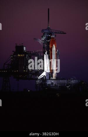 27 février 2015 - Merritt Island, Floride, États-Unis d'Amérique - Merritt Island, Floride. 4-22-1991.la navette spatiale ''Discovery'' est assise au sommet de la rampe de lancement 39A pendant la nuit en attendant d'être tirée dans l'espace plus tard dans la semaine. . Crédit : Mark Reinstein (crédit image : © Mark Reinstein via ZUMA Wire) Banque D'Images