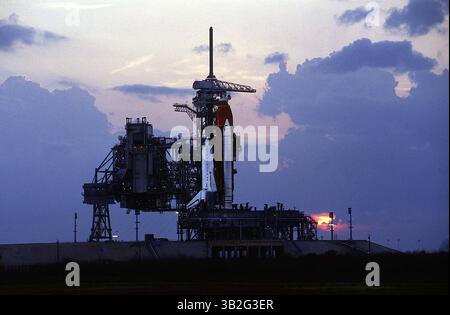 27 février 2015 - Merritt Island, Floride, États-Unis d'Amérique - Merritt Island, Floride. 4-22-1991.la navette spatiale ''Discovery'' est assise au sommet de la rampe de lancement 39A pendant la nuit en attendant d'être tirée dans l'espace plus tard dans la semaine. . Crédit : Mark Reinstein (crédit image : © Mark Reinstein via ZUMA Wire) Banque D'Images