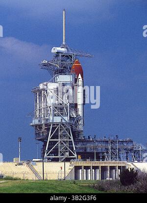 28 février 2015 - Merritt Island, Floride, États-Unis d'Amérique - Merritt Island, Floride. 4-22-1991.la navette spatiale ''Discovery'' est assise au sommet de la rampe de lancement 39A pendant la nuit en attendant d'être tirée dans l'espace plus tard dans la semaine. . Crédit : Mark Reinstein (crédit image : © Mark Reinstein via ZUMA Wire) Banque D'Images