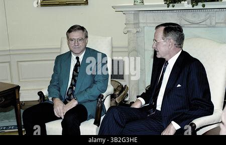 3 avril 2015 - Washington, District of Columbia, États-Unis d'Amérique - Washington, DC. 9-18-1991.le président George H.W. Bush rencontre dans le bureau ovale de la Maison Blanche le docteur Harvey D. Blankespoor (PhD) qui a été nommé « professeur de l'année » Dr Blankespoor enseigne la biologie au Hope College à Holland, Michigan. . Crédit : Mark Reinstein (crédit image : © Mark Reinstein via ZUMA Wire) Banque D'Images