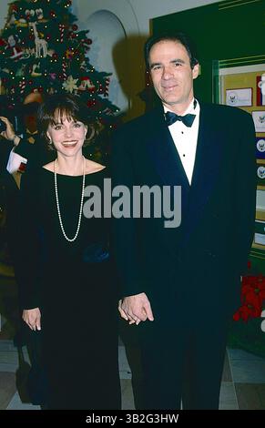 3 avril 2015 - Washington, District of Columbia, États-Unis d'Amérique - Washington, DC. Déc. 1993.Sally Field et son mari Alan Greisman arrivent à la réception de la Maison Blanche pour le Kennedy Center Honors. . Sally Margaret Field est une actrice et réalisatrice américaine. Elle est connue pour ses rôles au cinéma dans Smokey and the Bandit (1977), Norma Rae (1979), places in the Heart (1984), Murphy's Romance (1985), Steel Magnolias (1989), MRS Doubtfire (1993), Forrest Gump (1994), et Lincoln (2012)..Field a commencé sa carrière dans les sitcoms des années 1960 Gidget (1965Ð66) et The Flying Nun (1967Ð70). Elle a gagné un Banque D'Images