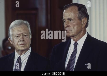 16 juin 2015 - Washington, District of Columbia, États-Unis d'Amérique - Washington, DC. 9-14-1993.ex-États-Unis. Les présidents James carter et George H.W. Bush écoutent le discours du président actuel William Clinton lors de la cérémonie de signature des accords complémentaires à l'Accord de libre-échange nord-américain dans la salle est de la Maison Blanche. Crédit : Mark Reinstein (crédit image : © Mark Reinstein via ZUMA Wire) Banque D'Images
