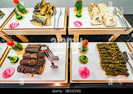 dolma poisson et des collations à la viande sur la table du buffet Banque D'Images