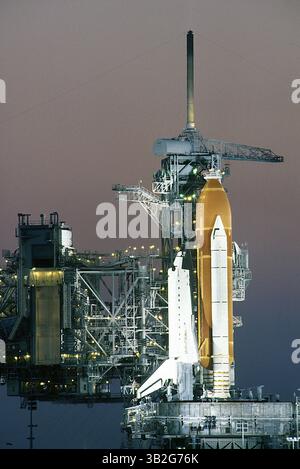 27 février 2015 - Merritt Island, Floride, États-Unis d'Amérique - Merritt Island, Floride. 4-22-1991.la navette spatiale ''Discovery'' est assise au sommet de la rampe de lancement 39A pendant la nuit en attendant d'être tirée dans l'espace plus tard dans la semaine. . Crédit : Mark Reinstein (crédit image : © Mark Reinstein via ZUMA Wire) Banque D'Images