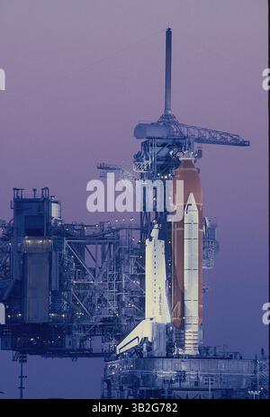 27 février 2015 - Merritt Island, Floride, États-Unis d'Amérique - Merritt Island, Floride. 4-22-1991.la navette spatiale ''Discovery'' est assise au sommet de la rampe de lancement 39A pendant la nuit en attendant d'être tirée dans l'espace plus tard dans la semaine. . Crédit : Mark Reinstein (crédit image : © Mark Reinstein via ZUMA Wire) Banque D'Images