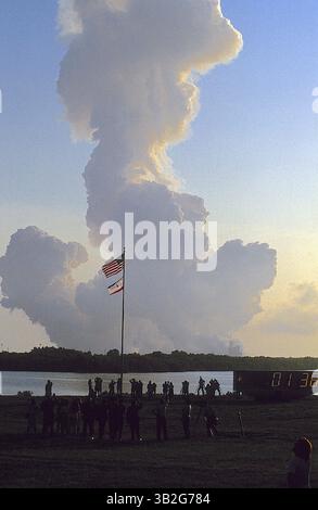 28 février 2015 - Merritt Island, Floride, États-Unis d'Amérique - Merritt Island, Floride. 4-28-1991.avec l'horloge de mission dans la navette spatiale de premier plan ''Discovery'' décolle de la plage 39A sur STS-39..Mission : Ministère de la Défense, AFP-675 ; IBSS ; SPAS-II. Navette spatiale : découverte. Plate-forme de lancement : 39a.lancement : 28 avril 1991, 7 h 33 h 14 HAE. Site d'atterrissage : Kennedy Space Center, Floride. Atterrissage : 6 mai 1991, 14 :55 :37, HAE. Durée de la mission : 8 jours, 7 heures, 22 minutes, 23 secondes. Altitude de l'orbite : 190 milles marins. Inclinaison de l'orbite : 57 degrés. Mission dédiée du Département de la Défense. Un uncla Banque D'Images
