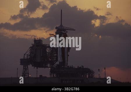 27 février 2015 - Merritt Island, Floride, États-Unis d'Amérique - Merritt Island, Floride. 4-22-1991.la navette spatiale ''Discovery'' est assise au sommet de la rampe de lancement 39A pendant la nuit en attendant d'être tirée dans l'espace plus tard dans la semaine. . Crédit : Mark Reinstein (crédit image : © Mark Reinstein via ZUMA Wire) Banque D'Images