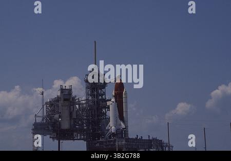 27 février 2015 - Merritt Island, Floride, États-Unis d'Amérique - Merritt Island, Floride. 4-22-1991.la navette spatiale ''Discovery'' est assise au sommet de la rampe de lancement 39A pendant la nuit en attendant d'être tirée dans l'espace plus tard dans la semaine. . Crédit : Mark Reinstein (crédit image : © Mark Reinstein via ZUMA Wire) Banque D'Images
