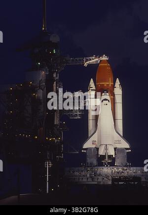 27 février 2015 - Merritt Island, Floride, États-Unis d'Amérique - Merritt Island, Floride. 4-22-1991.la navette spatiale ''Discovery'' est assise au sommet de la rampe de lancement 39A pendant la nuit en attendant d'être tirée dans l'espace plus tard dans la semaine. . Crédit : Mark Reinstein (crédit image : © Mark Reinstein via ZUMA Wire) Banque D'Images