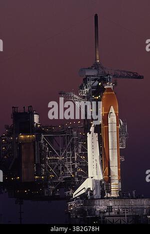 27 février 2015 - Merritt Island, Floride, États-Unis d'Amérique - Merritt Island, Floride. 4-22-1991.la navette spatiale ''Discovery'' est assise au sommet de la rampe de lancement 39A pendant la nuit en attendant d'être tirée dans l'espace plus tard dans la semaine. . Crédit : Mark Reinstein (crédit image : © Mark Reinstein via ZUMA Wire) Banque D'Images