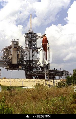 27 février 2015 - Merritt Island, Floride, États-Unis d'Amérique - Merritt Island, Floride. 4-22-1991.la navette spatiale ''Discovery'' est assise au sommet de la rampe de lancement 39A pendant la nuit en attendant d'être tirée dans l'espace plus tard dans la semaine. . Crédit : Mark Reinstein (crédit image : © Mark Reinstein via ZUMA Wire) Banque D'Images