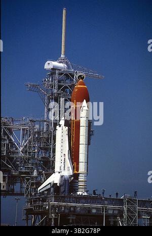 27 février 2015 - Merritt Island, Floride, États-Unis d'Amérique - Merritt Island, Floride. 4-22-1991.la navette spatiale ''Discovery'' est assise au sommet de la rampe de lancement 39A pendant la nuit en attendant d'être tirée dans l'espace plus tard dans la semaine. . Crédit : Mark Reinstein (crédit image : © Mark Reinstein via ZUMA Wire) Banque D'Images