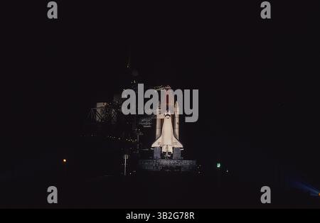 27 février 2015 - Merritt Island, Floride, États-Unis d'Amérique - Merritt Island, Floride. 4-22-1991.la navette spatiale ''Discovery'' est assise au sommet de la rampe de lancement 39A pendant la nuit en attendant d'être tirée dans l'espace plus tard dans la semaine. . Crédit : Mark Reinstein (crédit image : © Mark Reinstein via ZUMA Wire) Banque D'Images