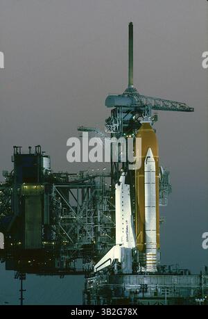 27 février 2015 - Merritt Island, Floride, États-Unis d'Amérique - Merritt Island, Floride. 4-22-1991.la navette spatiale ''Discovery'' est assise au sommet de la rampe de lancement 39A pendant la nuit en attendant d'être tirée dans l'espace plus tard dans la semaine. . Crédit : Mark Reinstein (crédit image : © Mark Reinstein via ZUMA Wire) Banque D'Images