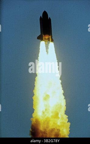 28 février 2015 - Merritt Island, Floride, États-Unis d'Amérique - Merritt Island, Floride. 4-28-1991.la navette spatiale ''Discovery'' sur son imposante colonne de flamme est à environ 60 miles de distance. Préparation à la séparation SRB. . Mission : Ministère de la Défense, AFP-675 ; IBSS ; SPAS-II. Navette spatiale : découverte. Plate-forme de lancement : 39a.lancement : 28 avril 1991, 7 h 33 h 14 HAE. Site d'atterrissage : Kennedy Space Center, Floride. Atterrissage : 6 mai 1991, 14 :55 :37, HAE. Durée de la mission : 8 jours, 7 heures, 22 minutes, 23 secondes. Altitude de l'orbite : 190 milles marins. Inclinaison de l'orbite : 57 degrés. Des départementaux dédiés Banque D'Images