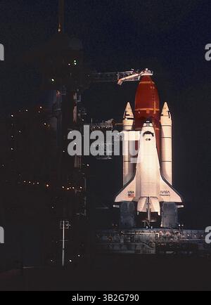 28 février 2015 - Merritt Island, Floride, États-Unis d'Amérique - Merritt Island, Floride. 4-22-1991.la navette spatiale ''Discovery'' est assise au sommet de la rampe de lancement 39A pendant la nuit en attendant d'être tirée dans l'espace plus tard dans la semaine. . Crédit : Mark Reinstein (crédit image : © Mark Reinstein via ZUMA Wire) Banque D'Images