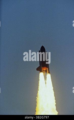 28 février 2015 - Merritt Island, Floride, États-Unis d'Amérique - Merritt Island, Floride. 4-28-1991.la navette spatiale ''Discovery'' sur son imposante colonne de flamme est à environ 60 miles de distance. Préparation à la séparation SRB. . Mission : Ministère de la Défense, AFP-675 ; IBSS ; SPAS-II. Navette spatiale : découverte. Plate-forme de lancement : 39a.lancement : 28 avril 1991, 7 h 33 h 14 HAE. Site d'atterrissage : Kennedy Space Center, Floride. Atterrissage : 6 mai 1991, 14 :55 :37, HAE. Durée de la mission : 8 jours, 7 heures, 22 minutes, 23 secondes. Altitude de l'orbite : 190 milles marins. Inclinaison de l'orbite : 57 degrés. Des départementaux dédiés Banque D'Images