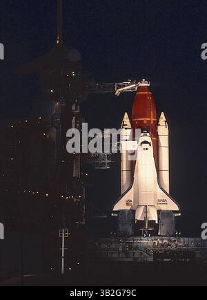 28 février 2015 - Merritt Island, Floride, États-Unis d'Amérique - Merritt Island, Floride. 4-22-1991.la navette spatiale ''Discovery'' est assise au sommet de la rampe de lancement 39A pendant la nuit en attendant d'être tirée dans l'espace plus tard dans la semaine. . Crédit : Mark Reinstein (crédit image : © Mark Reinstein via ZUMA Wire) Banque D'Images