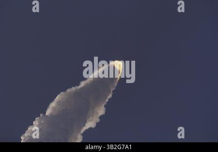 28 février 2015 - Merritt Island, Floride, États-Unis d'Amérique - Merritt Island, Floride. 4-28-1991.la navette spatiale ''Discovery'' sur son imposante colonne de flamme est à environ 60 miles de distance. Préparation à la séparation SRB. . Mission : Ministère de la Défense, AFP-675 ; IBSS ; SPAS-II. Navette spatiale : découverte. Plate-forme de lancement : 39a.lancement : 28 avril 1991, 7 h 33 h 14 HAE. Site d'atterrissage : Kennedy Space Center, Floride. Atterrissage : 6 mai 1991, 14 :55 :37, HAE. Durée de la mission : 8 jours, 7 heures, 22 minutes, 23 secondes. Altitude de l'orbite : 190 milles marins. Inclinaison de l'orbite : 57 degrés. Des départementaux dédiés Banque D'Images