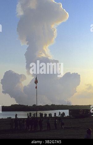 28 février 2015 - Merritt Island, Floride, États-Unis d'Amérique - Merritt Island, Floride. 4-28-1991.avec l'horloge de mission dans la navette spatiale de premier plan ''Discovery'' décolle de la plage 39A sur STS-39..Mission : Ministère de la Défense, AFP-675 ; IBSS ; SPAS-II. Navette spatiale : découverte. Plate-forme de lancement : 39a.lancement : 28 avril 1991, 7 h 33 h 14 HAE. Site d'atterrissage : Kennedy Space Center, Floride. Atterrissage : 6 mai 1991, 14 :55 :37, HAE. Durée de la mission : 8 jours, 7 heures, 22 minutes, 23 secondes. Altitude de l'orbite : 190 milles marins. Inclinaison de l'orbite : 57 degrés. Mission dédiée du Département de la Défense. Un uncla Banque D'Images