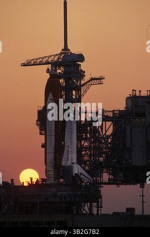 28 février 2015 - Merritt Island, Floride, États-Unis d'Amérique - Merritt Island, Floride. 4-22-1991.la navette spatiale ''Discovery'' est assise au sommet de la rampe de lancement 39A pendant la nuit en attendant d'être tirée dans l'espace plus tard dans la semaine. . Crédit : Mark Reinstein (crédit image : © Mark Reinstein via ZUMA Wire) Banque D'Images