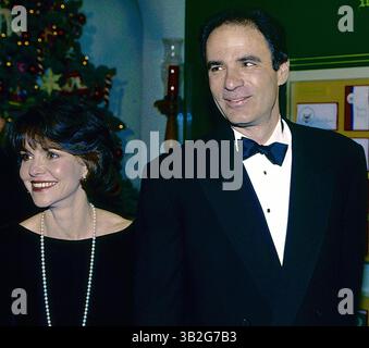 3 avril 2015 - Washington, District of Columbia, États-Unis d'Amérique - Washington, DC. Déc. 1993.Sally Field et son mari Alan Greisman arrivent à la réception de la Maison Blanche pour le Kennedy Center Honors. . Sally Margaret Field est une actrice et réalisatrice américaine. Elle est connue pour ses rôles au cinéma dans Smokey and the Bandit (1977), Norma Rae (1979), places in the Heart (1984), Murphy's Romance (1985), Steel Magnolias (1989), MRS Doubtfire (1993), Forrest Gump (1994), et Lincoln (2012)..Field a commencé sa carrière dans les sitcoms des années 1960 Gidget (1965Ð66) et The Flying Nun (1967Ð70). Elle a gagné un Banque D'Images