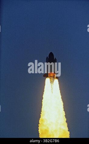 28 février 2015 - Merritt Island, Floride, États-Unis d'Amérique - Merritt Island, Floride. 4-28-1991.la navette spatiale ''Discovery'' sur son imposante colonne de flamme est à environ 60 miles de distance. Préparation à la séparation SRB. . Mission : Ministère de la Défense, AFP-675 ; IBSS ; SPAS-II. Navette spatiale : découverte. Plate-forme de lancement : 39a.lancement : 28 avril 1991, 7 h 33 h 14 HAE. Site d'atterrissage : Kennedy Space Center, Floride. Atterrissage : 6 mai 1991, 14 :55 :37, HAE. Durée de la mission : 8 jours, 7 heures, 22 minutes, 23 secondes. Altitude de l'orbite : 190 milles marins. Inclinaison de l'orbite : 57 degrés. Des départementaux dédiés Banque D'Images