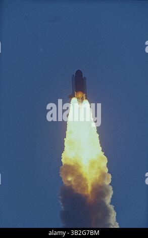 28 février 2015 - Merritt Island, Floride, États-Unis d'Amérique - Merritt Island, Floride. 4-28-1991.la navette spatiale ''Discovery'' sur son imposante colonne de flamme est à environ 60 miles de distance. Préparation à la séparation SRB. . Mission : Ministère de la Défense, AFP-675 ; IBSS ; SPAS-II. Navette spatiale : découverte. Plate-forme de lancement : 39a.lancement : 28 avril 1991, 7 h 33 h 14 HAE. Site d'atterrissage : Kennedy Space Center, Floride. Atterrissage : 6 mai 1991, 14 :55 :37, HAE. Durée de la mission : 8 jours, 7 heures, 22 minutes, 23 secondes. Altitude de l'orbite : 190 milles marins. Inclinaison de l'orbite : 57 degrés. Des départementaux dédiés Banque D'Images
