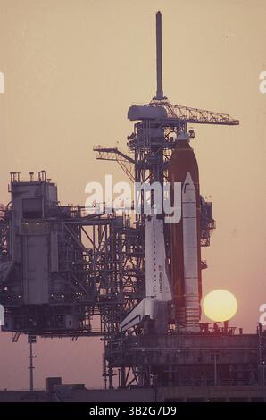 28 février 2015 - Merritt Island, Floride, États-Unis d'Amérique - Merritt Island, Floride. 4-22-1991.la navette spatiale ''Discovery'' est assise au sommet de la rampe de lancement 39A pendant la nuit en attendant d'être tirée dans l'espace plus tard dans la semaine. . Crédit : Mark Reinstein (crédit image : © Mark Reinstein via ZUMA Wire) Banque D'Images
