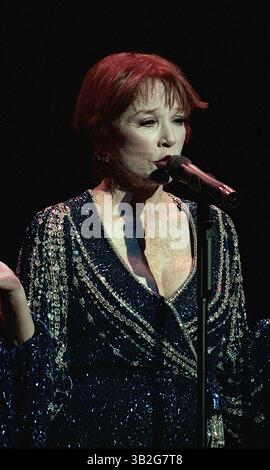 19 juin 2015 - Washington, District of Columbia, États-Unis d'Amérique - Washington, DC. 10-1-1992.Shirley MacLean Beaty connu professionnellement sous le nom de Shirley MacLaine, est une actrice américaine de cinéma, de télévision et de théâtre, chanteuse, danseuse, activiste et auteur. Elle a remporté un Academy Award, cinq Golden Globe Awards, dont le Cecil B. DeMille Award, un Emmy Award et deux BAFTA Awards. Se produit au Warner Theater à Washington DC. Crédit : Mark Reinstein (crédit image : © Mark Reinstein via ZUMA Wire) Banque D'Images