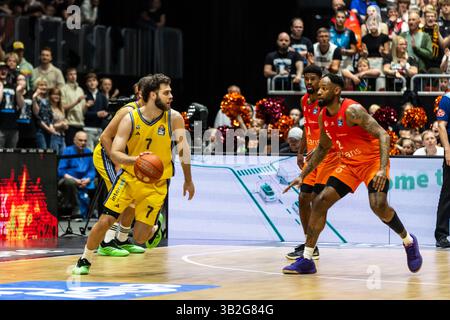 27.04.2025, Niners Chemnitz - Alba Berlin. William McDowell-White (Alba Berlin, no 7), Jeff Garrett (Niners Chemnitz, no 2) Foto : Eibner/Trienitz Banque D'Images