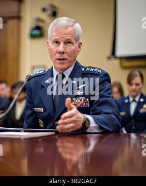 19 mars 2013 - Washington, DC, États-Unis - le général William L. Shelton, commandant de l'US Air Force Space Command, témoigne lors d'une audience du Comité des sciences, de l'espace et de la technologie intitulée menaces de l'espace : examen des efforts du gouvernement américain pour suivre et atténuer les astéroïdes et les météores 19 mars 2013 au Rayburn House Office Building à Washington, DC. (Crédit image : © Bill Ingalls/Planet Pix via ZUMA Wire) Banque D'Images