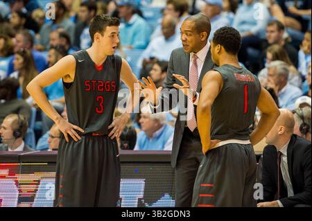 L'entraîneur-chef de Fairfield Sydney Johnson et le garde de Fairfield Tyler Nelson (3) et le garde de Fairfield Jerome Segura (1) pendant le match de basket-ball NCAA entre les Fairfield Stags et les North Carolina Tar Heels au Dean E. Smith Center le 15 novembre 2015 à Chapel Hill, Caroline du Nord. Jacob Kupferman/CSM(crédit image : © Jacob Kupferman/CSM via ZUMA Wire) Banque D'Images