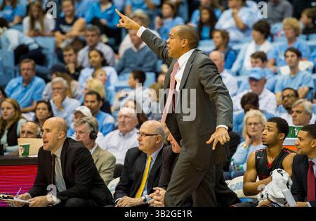 Sydney Johnson, entraîneur-chef de Fairfield, lors du match de basket-ball NCAA entre les Fairfield Stags et les North Carolina Tar Heels au Dean E. Smith Center le 15 novembre 2015 à Chapel Hill, en Caroline du Nord. Jacob Kupferman/CSM(crédit image : © Jacob Kupferman/CSM via ZUMA Wire) Banque D'Images