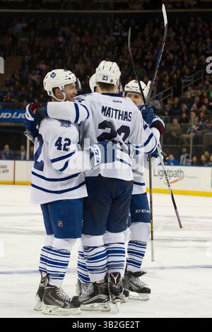 15 novembre 2015 : le centre des Maple Leafs de Toronto Tyler Bozak (42), le centre des Maple Leafs de Toronto Shawn Matthias (23) célèbrent avec le défenseur des Maple Leafs de Toronto Dion Phaneuf (3) après avoir marqué un but pendant le match entre les Rangers de New York et les Maple Leafs de Toronto au Madison Square Garden à Manhattan, New York. Les Rangers de New York battent les Maple Leafs de Toronto 4-3. Crédit obligatoire : Kostas Lymperopoulos/CSM (crédit image : © Kostas Lymperopoulos/CSM via ZUMA Wire) Banque D'Images